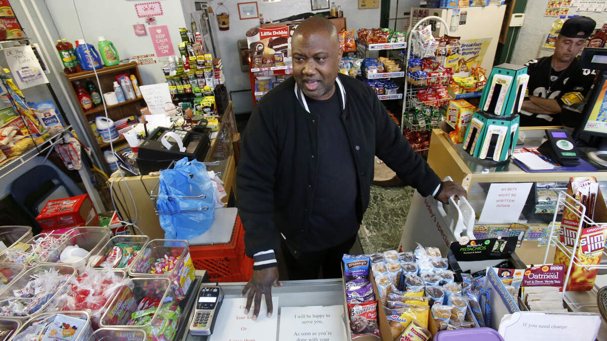 Carl Lewis atiende a un cliente en su mercado, en la localidad de Rankin, Pa., a principios de este año. Aproximadamente la mitad de los clientes de Lewis pagan con “food stamps”.
