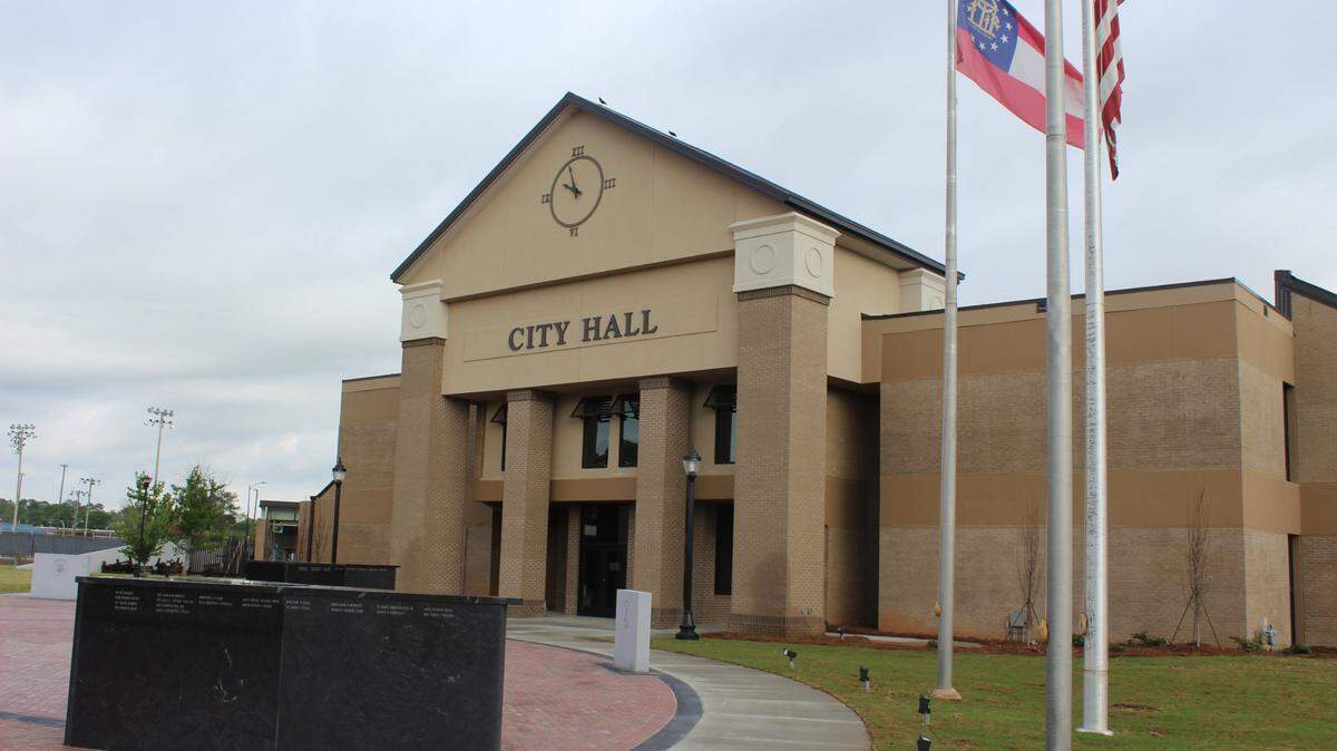 Council members responded to citizens’ comments criticizing ICE during a city council meeting.