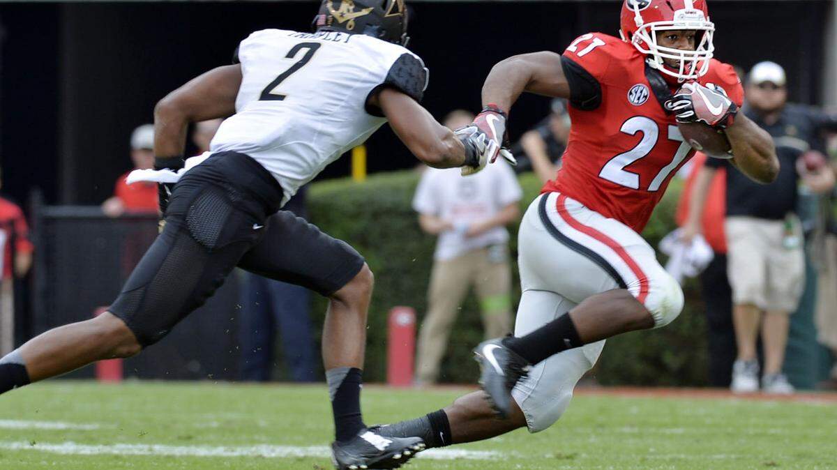 Georgia running back Nick Chubb runs off tackle during first half action against Vanderbilt in 2016.