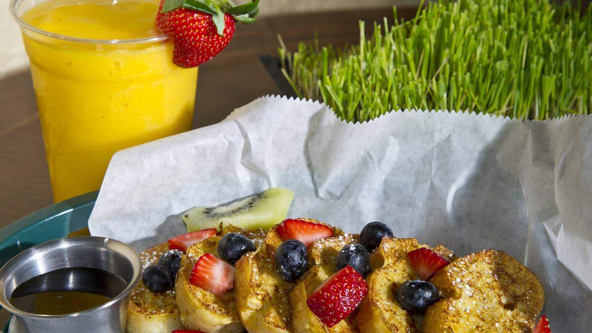 WOODY MARSHALL/THE TELEGRAPHFrench toast and a mango smoothie are among the menu options at Harp and Bowl La Bistro in downtown Macon.