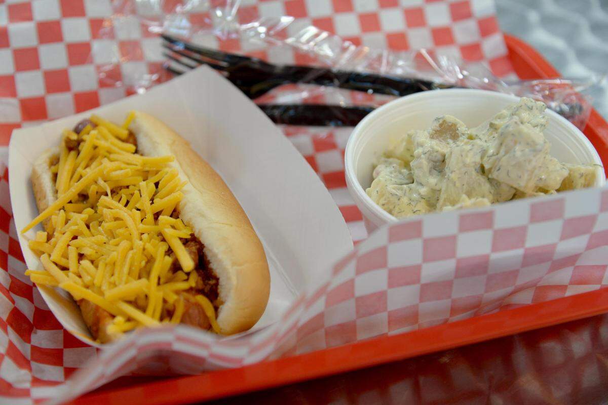 Reporter Jenna Eason ordered the Boxer hot dog from Spud Dogs, which is a chili cheese dog with mustard. Reporters Jenna Eason and Justin Baxley went to Spud Dogs for this week’s episode of #FoodieFriday.
