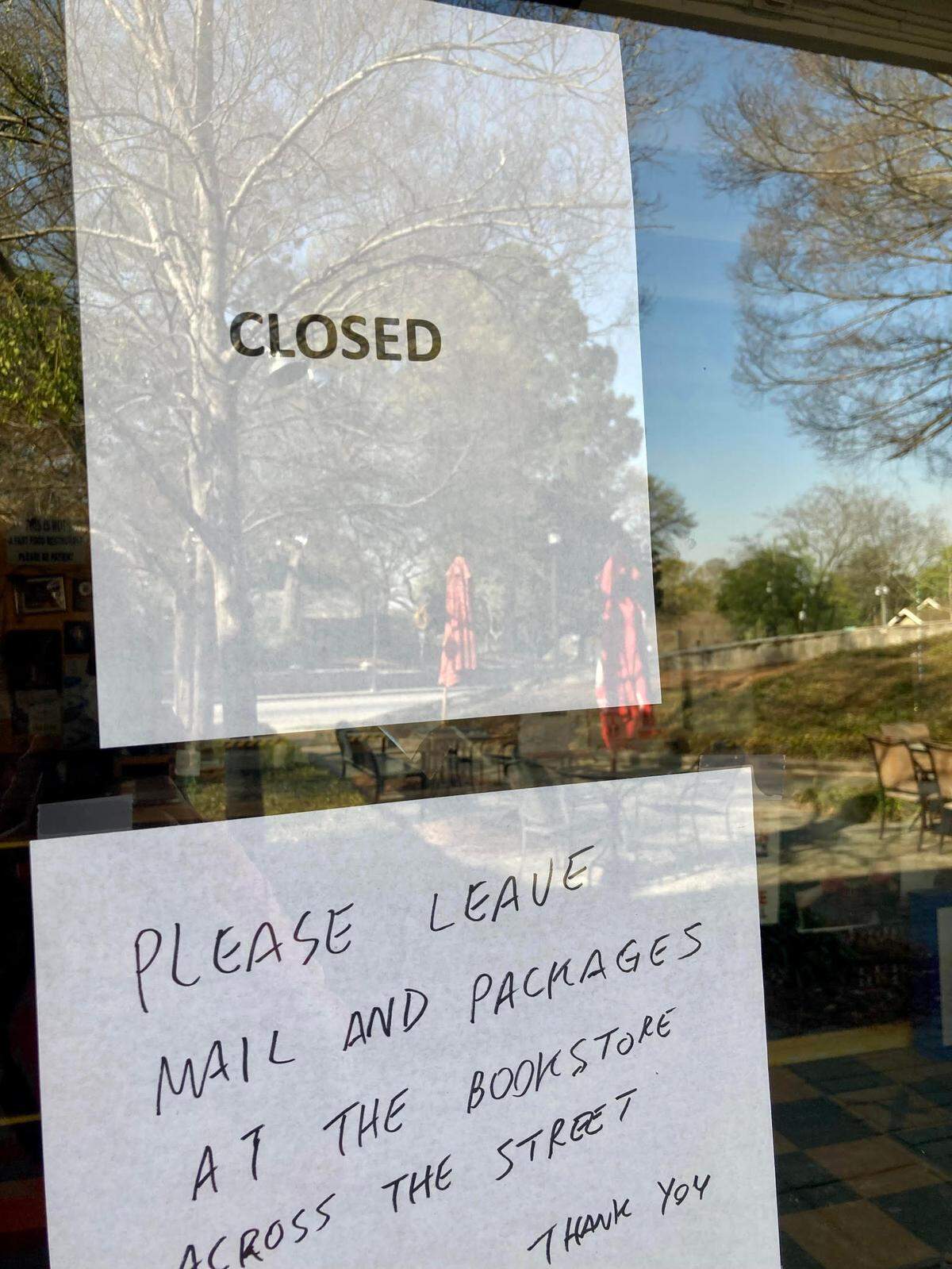 The sign on this longtime Macon restaurant says, “Cosed,” and it hasn’t been open for days.