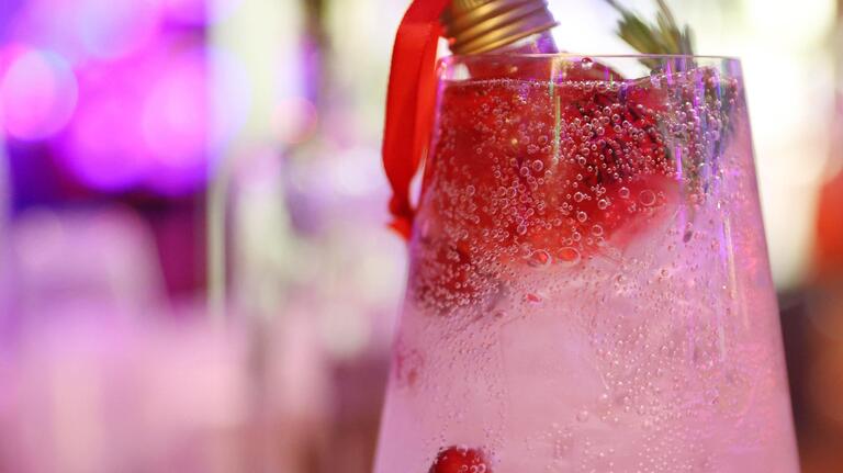 2 Christmas pop-up bars in Macon ahead of the holiday season. See drinks, decorations