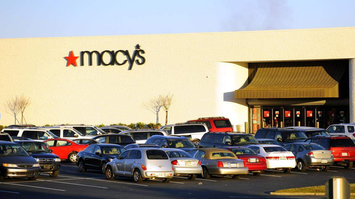 Vehicles in Macon Mall parking lot outside of Macy’s.