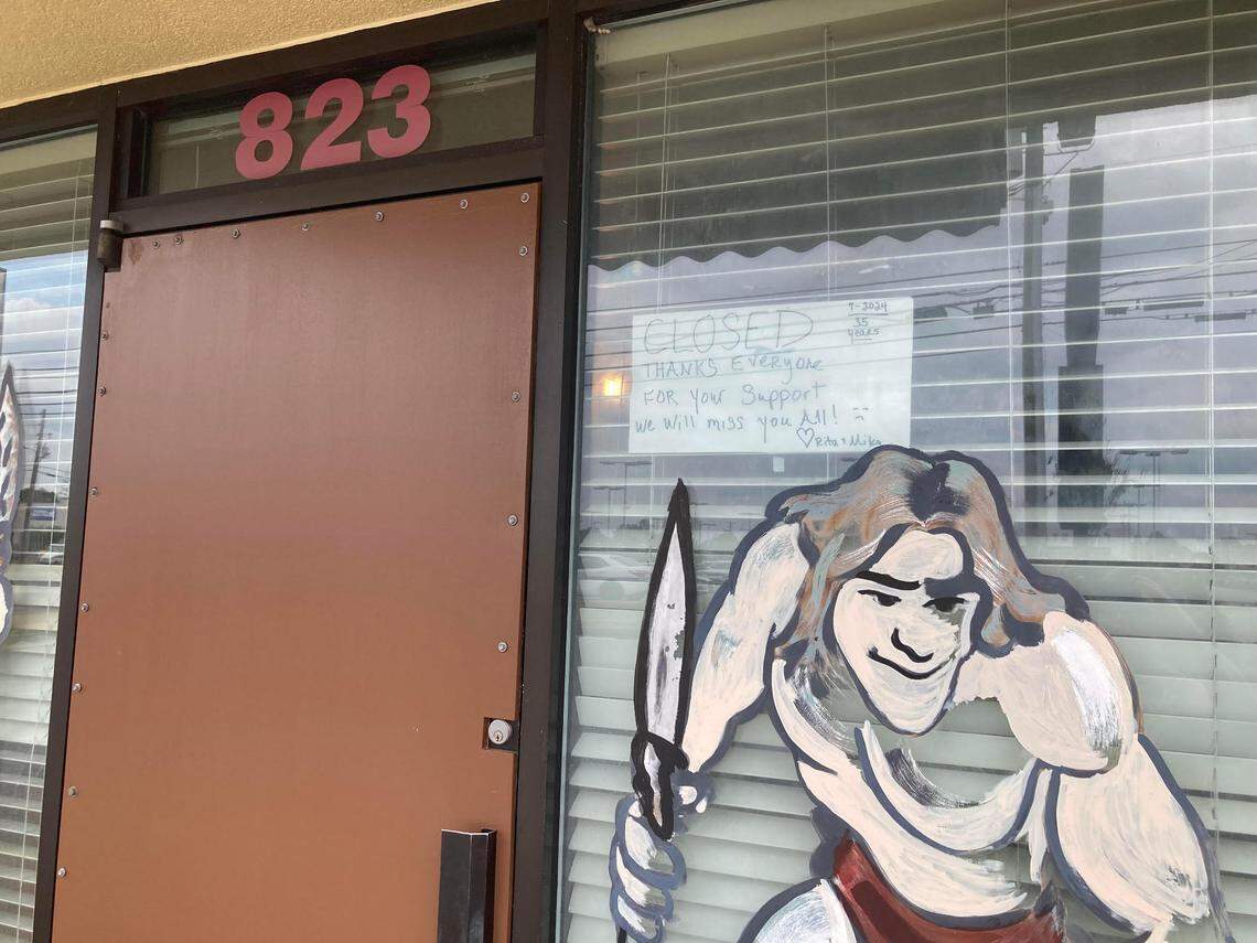 Mike’s Hot Dogs & Hamburgers closes its doors after 35 years.