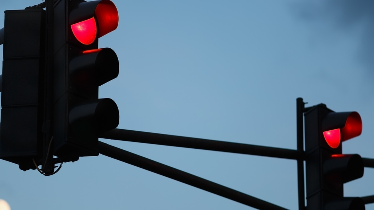 When you’re sitting in gridlock, it can be tempting to cut through a parking lot to avoid a red light, especially at a busy intersection. But is it legal in NC?