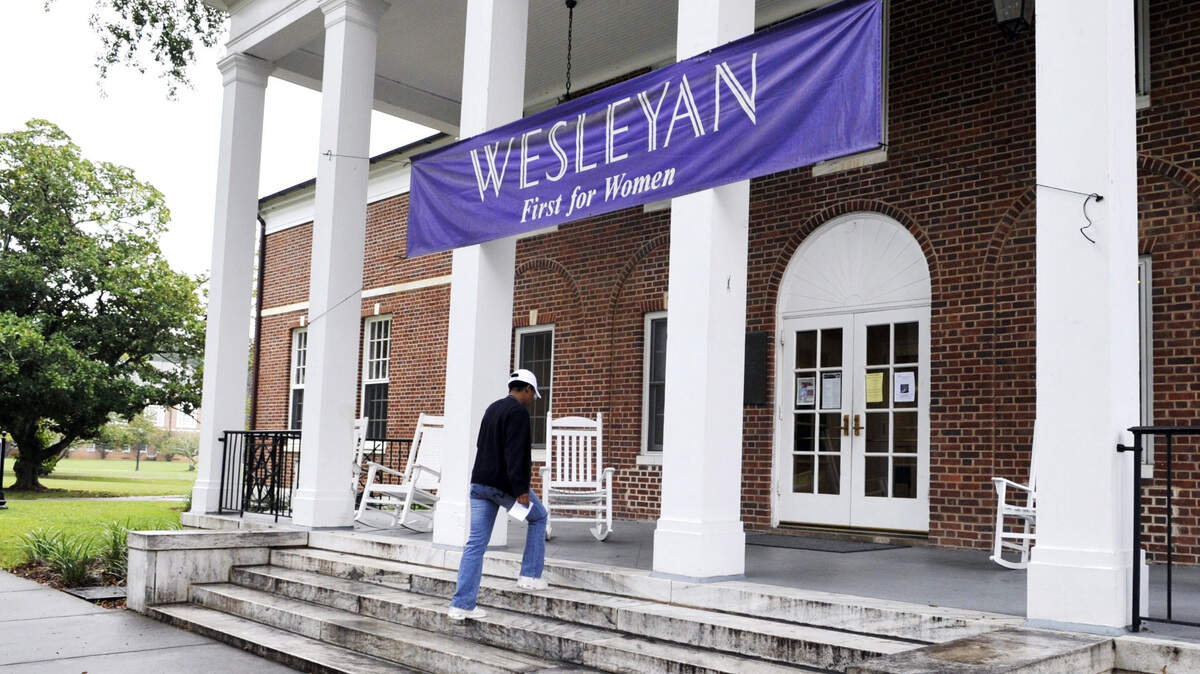 Woody Marshall/The Telegraph Macon, Georgia, 09/10/09: A student walks up the stairs of the olive Swan Porter building on Wesleyan College Campus Thursday morning.