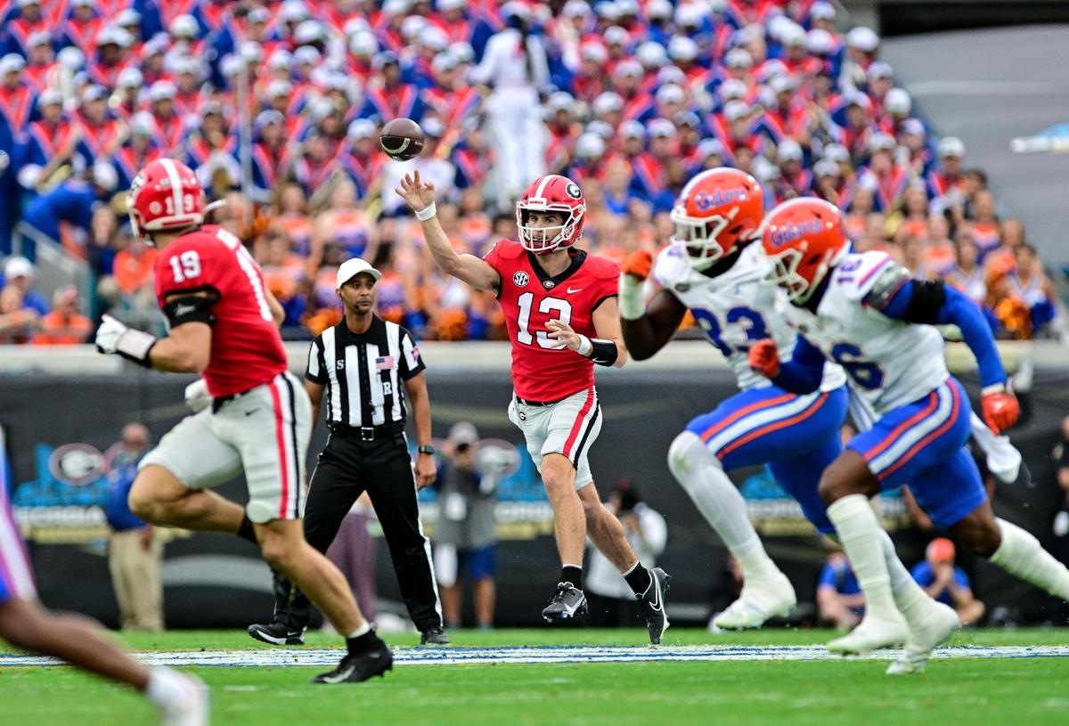 Georgia quarterback Stetson Bennett passes to tight-end Brock Bowers Saturday in Jacksonville as the beat the Gators 42-20.