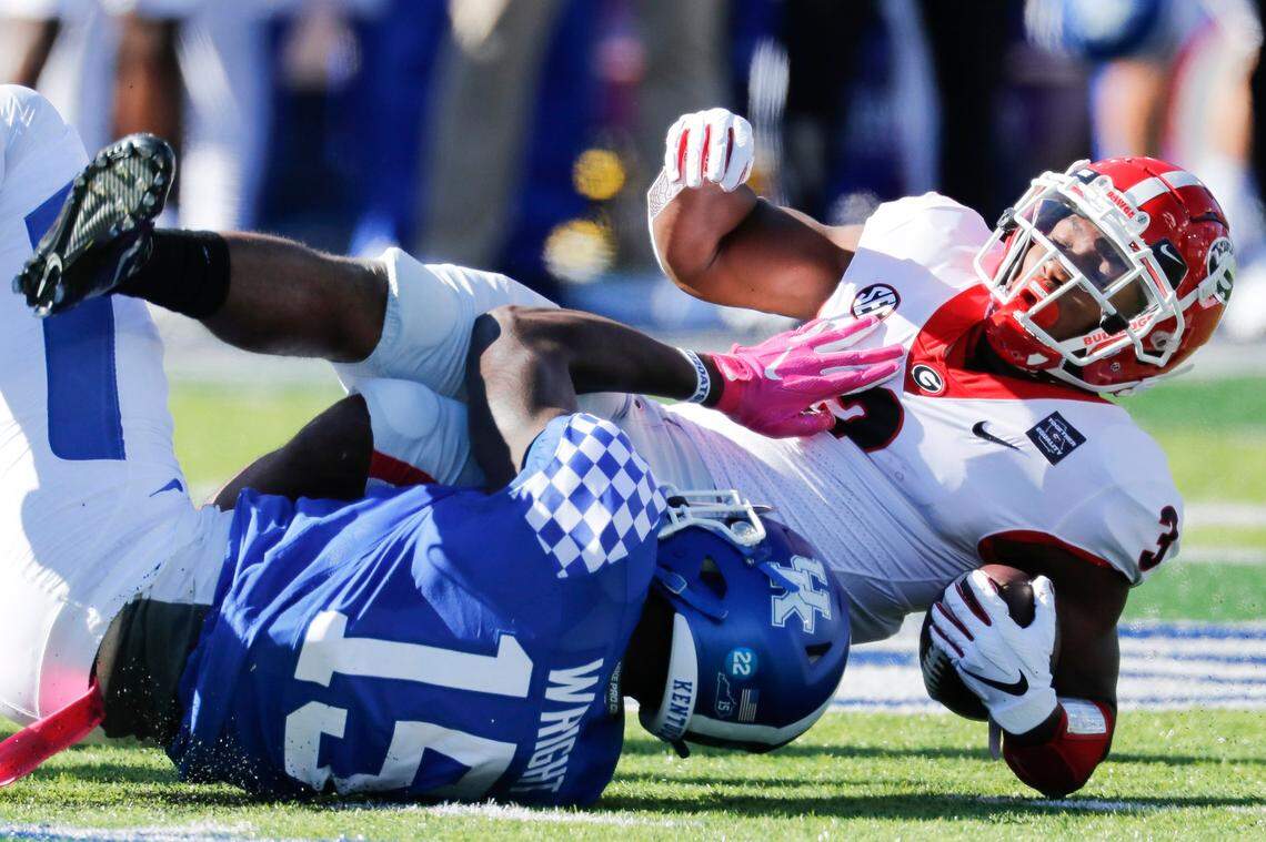 Kentucky linebacker Jordan Wright (15) tackled Georgia running back Zamir White (3) during the Bulldogs’ 14-3 win in Lexington last season. White carried 26 times for 136 yards and a touchdown vs. UK last year.