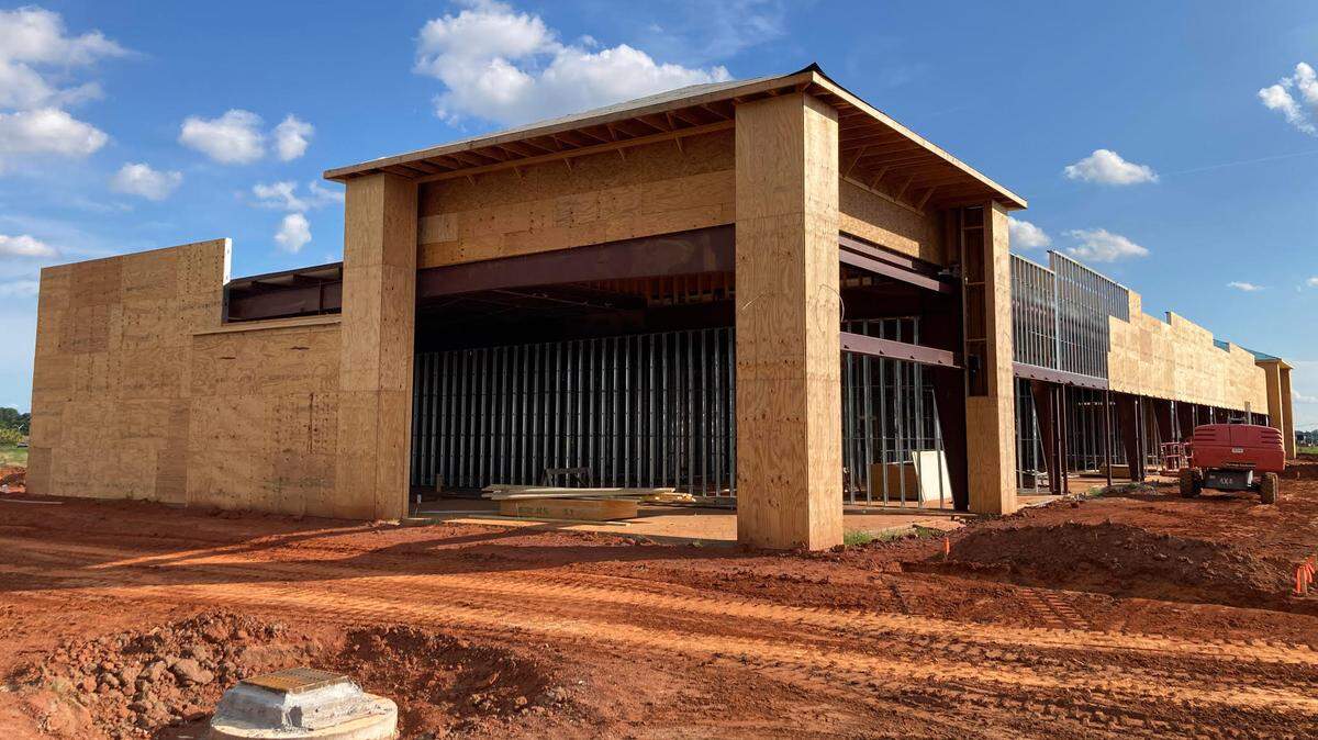 What’s going into this new shopping center under construction on at 1012 Ga. 96? The second location of a popular Macon restaurant and a Tennessee-based, fast-casual restaurant chain making its debut in Middle Georgia. And that’s not all.
