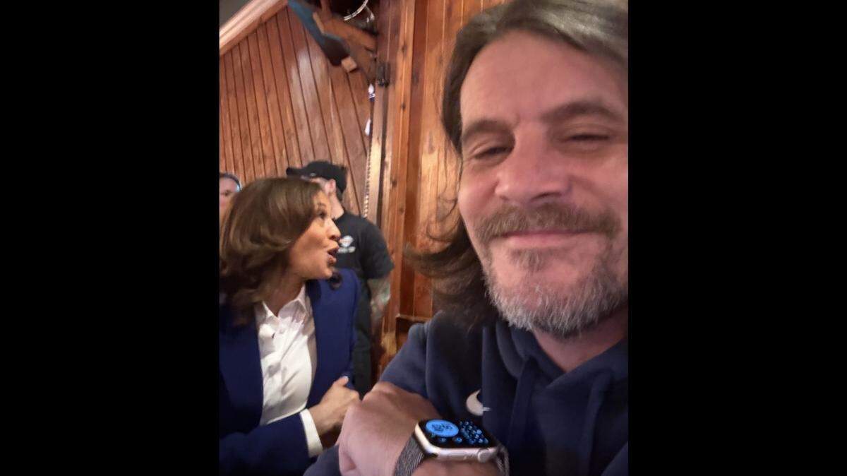 Travis Patterson (right), a bartender at The Rookery, takes a candid selfie with former Vice President Kamala Harris on Wednesday, Feb. 11, 2026, at The Rookery, 543 Cherry Street in Macon, Ga.