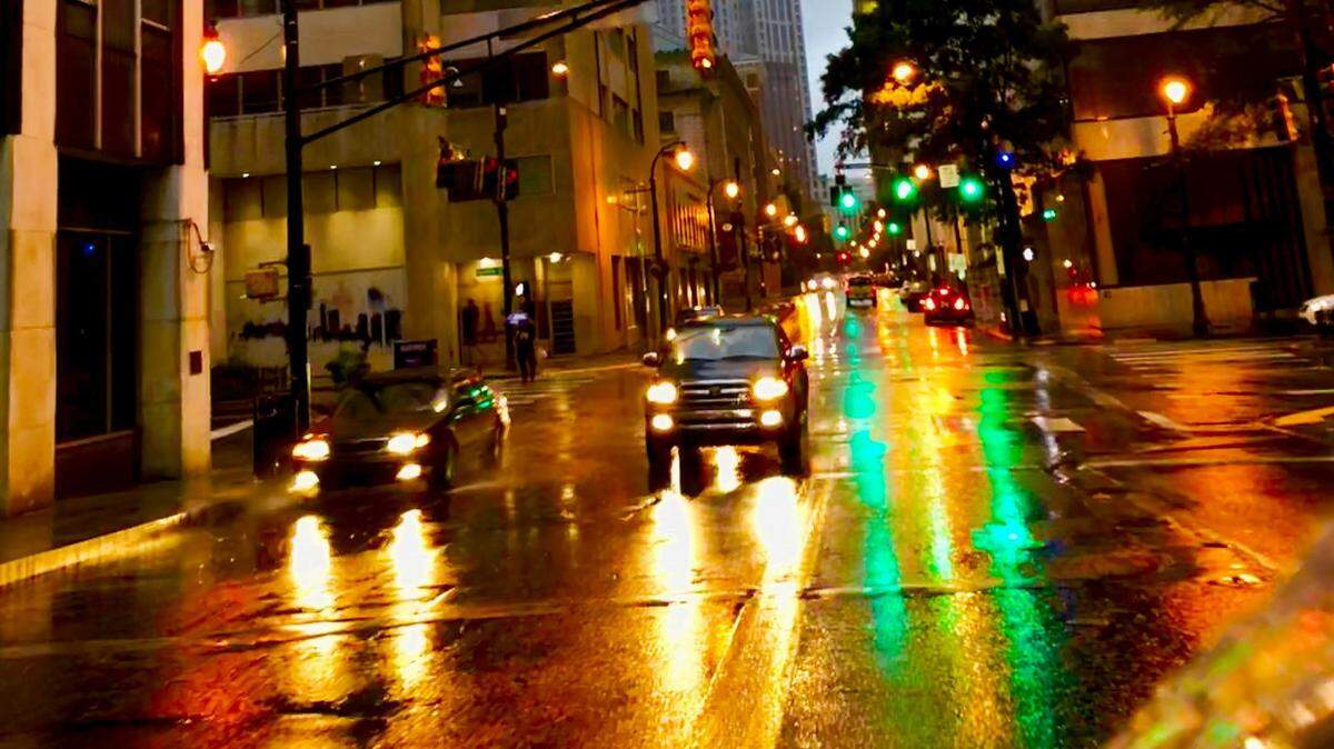 Is flashing your headlights to alert other drivers to police illegal in Georgia? Here’s what the law says.