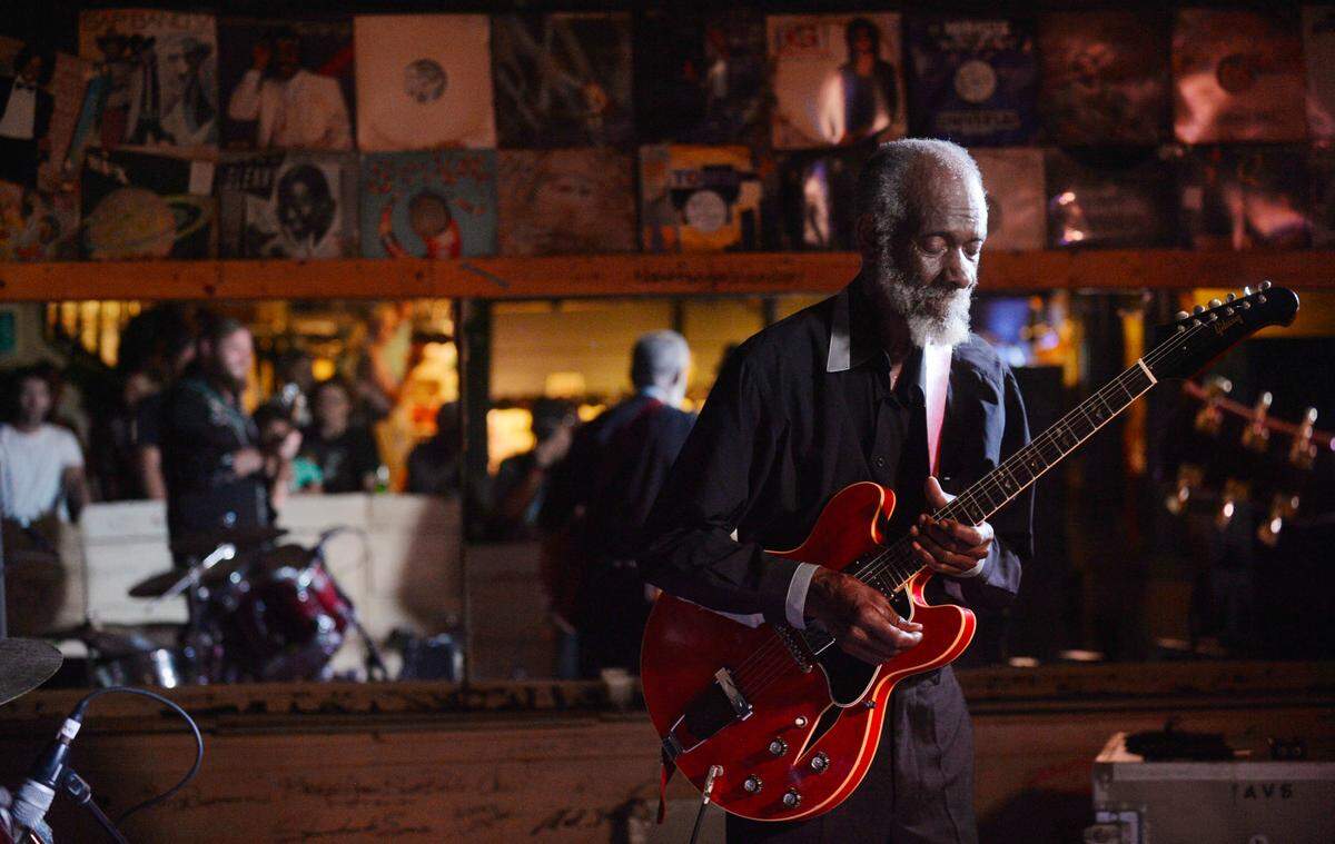 In this Telegraph file photo, Robert Coleman plays a set for a standing room only crowd at Grant’s Lounge for his Bragg Jam appearance in 2015.