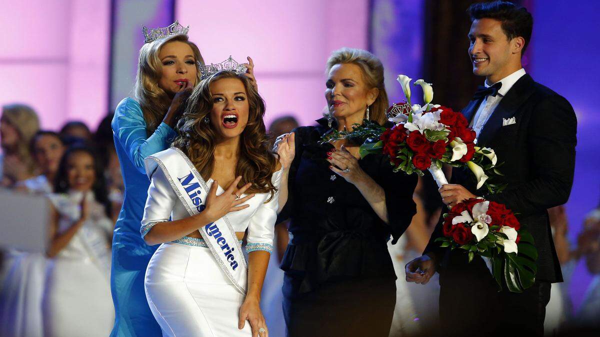 Miss America 2015 Kira Kazantsev crowns Miss Georgia Betty Cantrell as Miss America 2016, Sunday, Sept. 13, 2015, in Atlantic City, N.J.