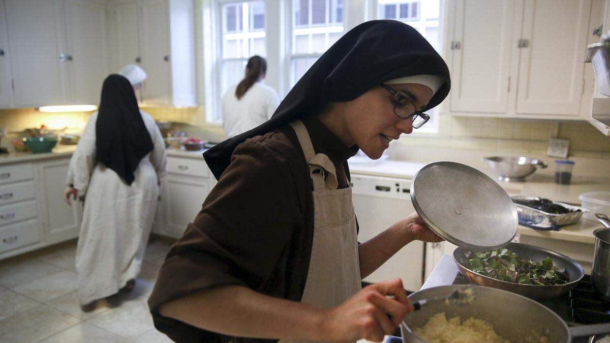Brian Nguyen/Chicago TribuneSister Alicia Torres, right, prepares couscous for a dish of her own creation that blends Mediterranean and Italian flavors. Torres is the champion of "Chopped" and hopes to use the winnings to provide more home-cooked meals for people in Chicago's Humboldt Park.