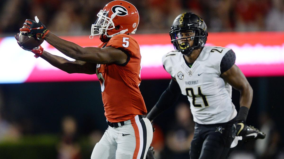 Georgia receiver Terry Godwin (5) pulls in a 75-yd. pass from Jake Fromm as he beats Vanderbilt’s Donnovan Sheffield (21) for the Bulldogs’ first touchdown.
