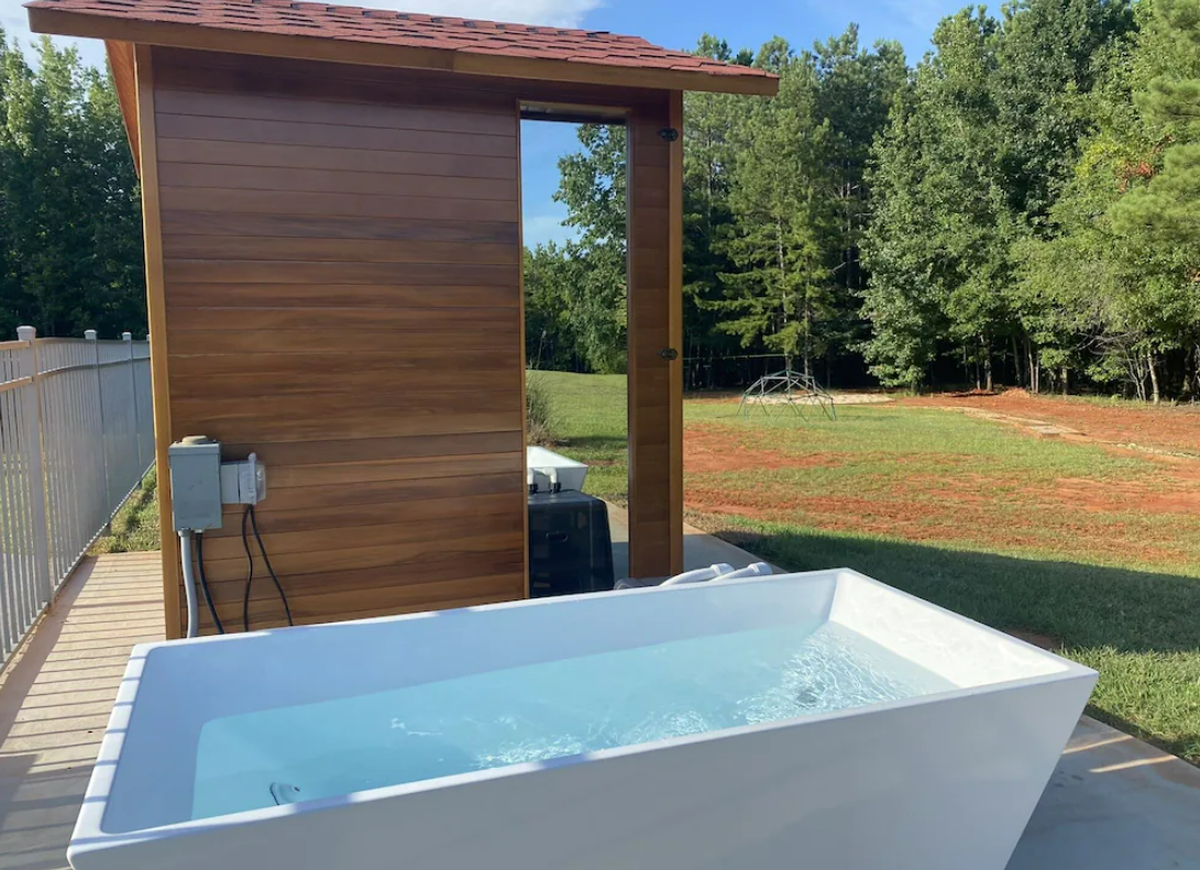 The Luxury Dome also has a Thermospa hot tub!