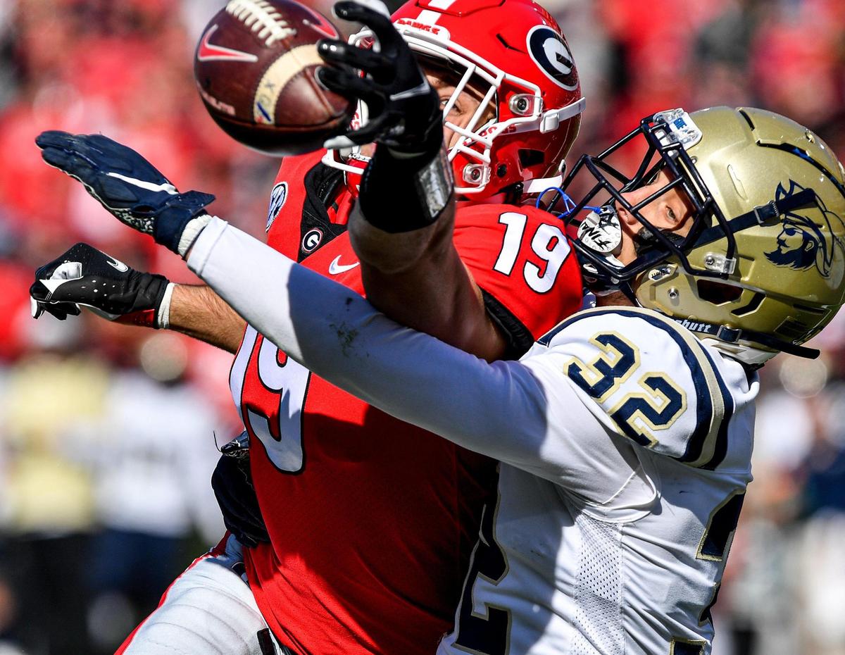 Georgia tight end Brock Bowers tries to haul in a pass from Stetson Bennett as the Bulldogs beat Charleston Southern 56-7.