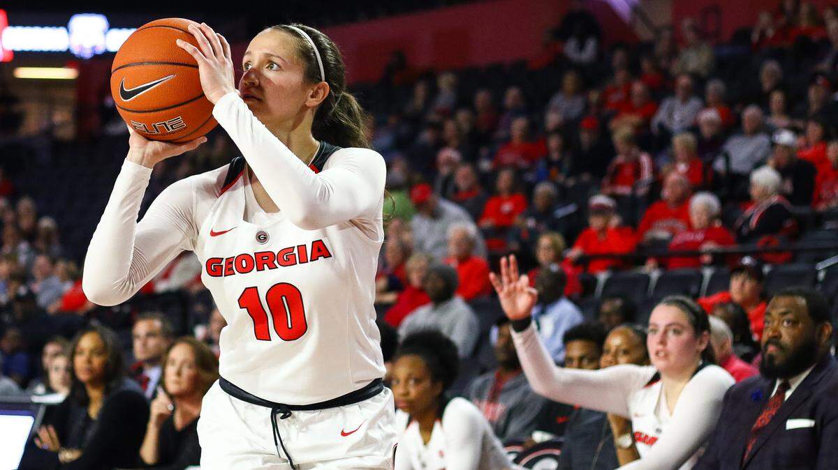 Georgia guard Caitlin Hose (10) prepares to shoot a three pointer during a women’s basketball game between the University of Georgia and Mercer University in Stegeman Coliseum in Athens, Ga., on Wednesday, Nov. 28, 2018. (Photo by Kristin M. Bradshaw)