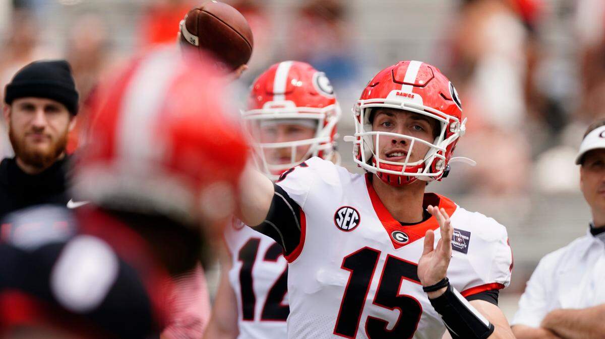 Georgia quarterback Carson Beck (15)