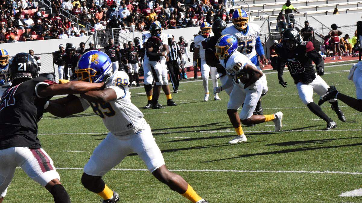 Wide receiver Shaw Robinson picks his way through the Morehouse College defense Saturday in Atlanta.