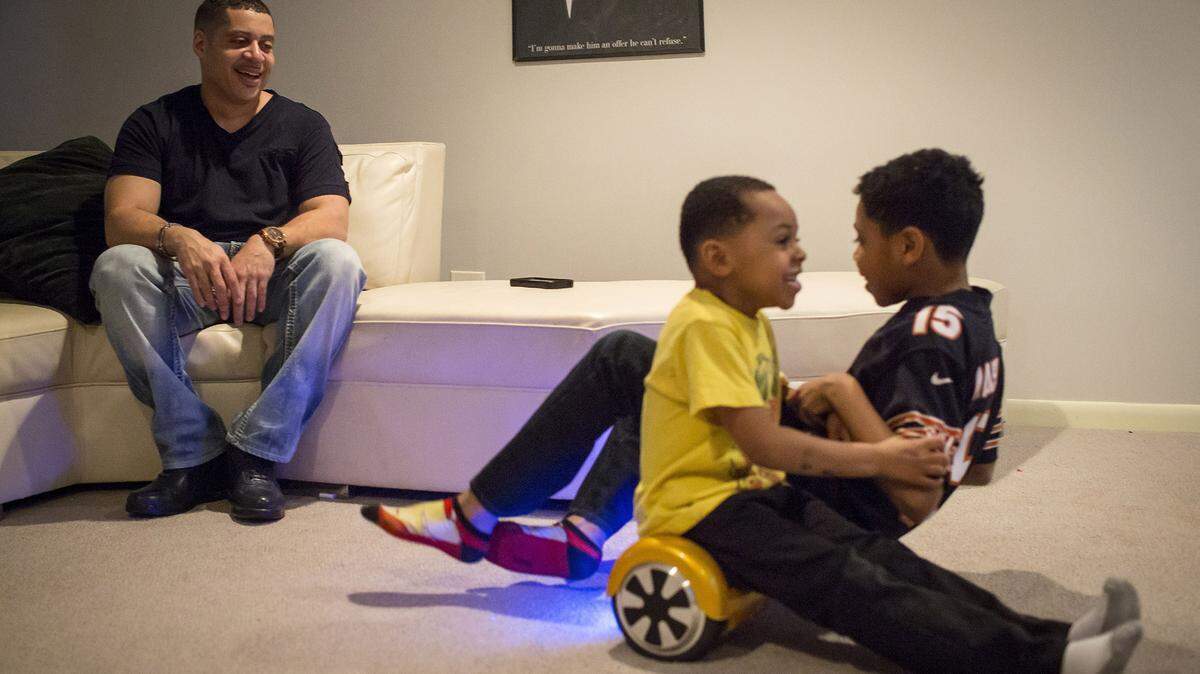 Robert Owens plays with his sons Ca'ron Owens, 11, and Joshua Malik Owens, 6, on Jan. 31, 2016, at his mother's house in Dyer, Ind. (Brian Cassella/Chicago Tribune/TNS)