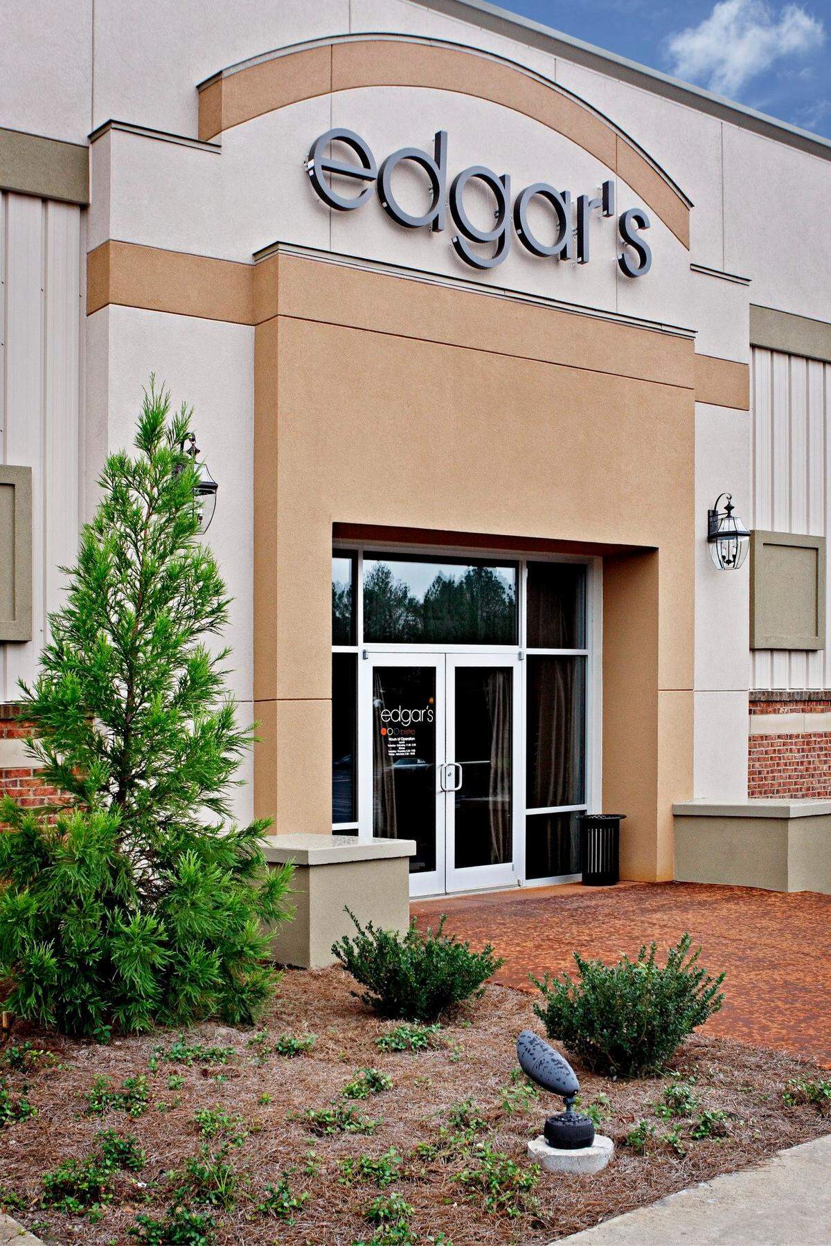 Edgar’s Bistro is a dynamic applied learning venue designed to provide Helms College third and fourth-quarter culinary students with hands-on, real restaurant experience. The restaurant will reopen for the quarter on Aug. 1.