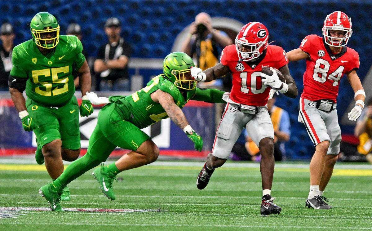 Georgia receiver Kearis Jackson (10) stiff arms a tackle during the Bulldogs’ 49-3 win over Oregon Saturday in Atlanta.