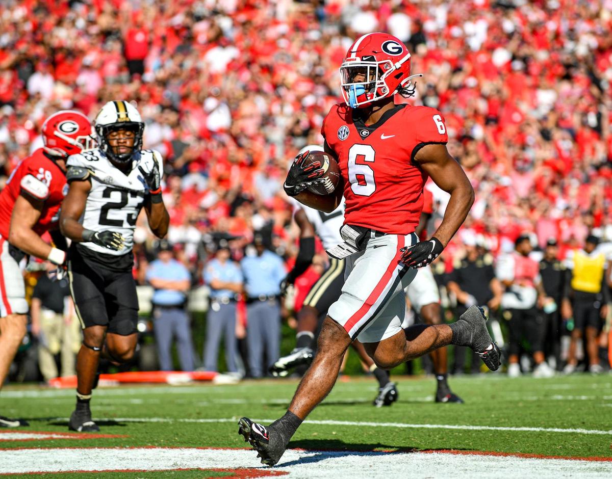 Georgia running back Kenny McIntosh crosses the goal line for a touchdown in action Saturday against Vanderbilt.