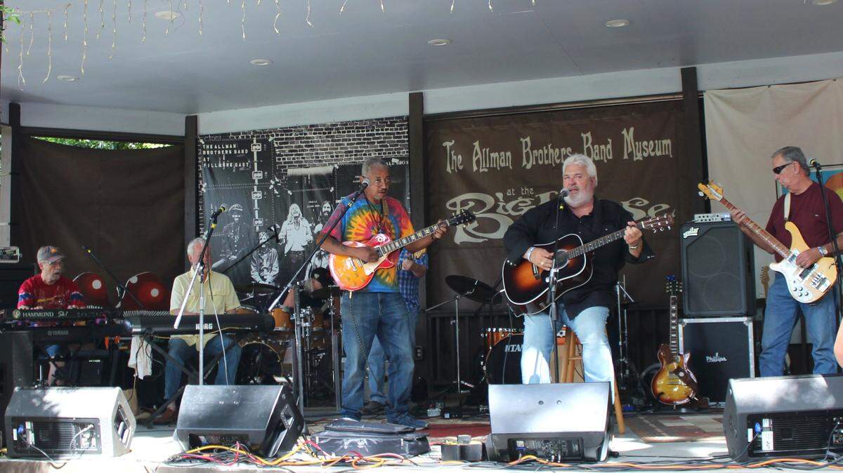 In addition to major concerts at The Grand Opera House and numerous events and after-party jams is Sunday’s only-GABBA-members-on-stage jam at The Big House. Here members and their audience enjoy a 2019 jam.
