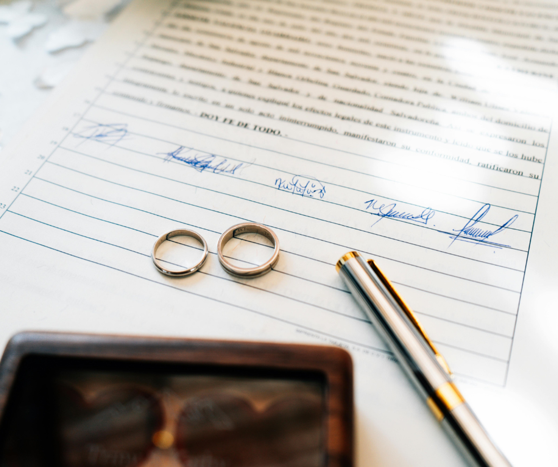 In Washington law, rdained ministers and active or retired judges and justices can officiate wedding services. 