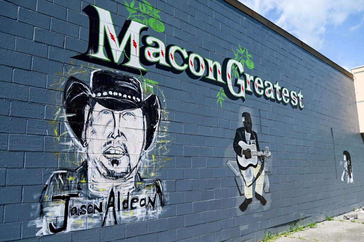Mural of Jason Aldean, Rev. Pearly Brown and Otis Redding located on the side of the South Plaza shopping center on Pio Nono Ave. in Macon.