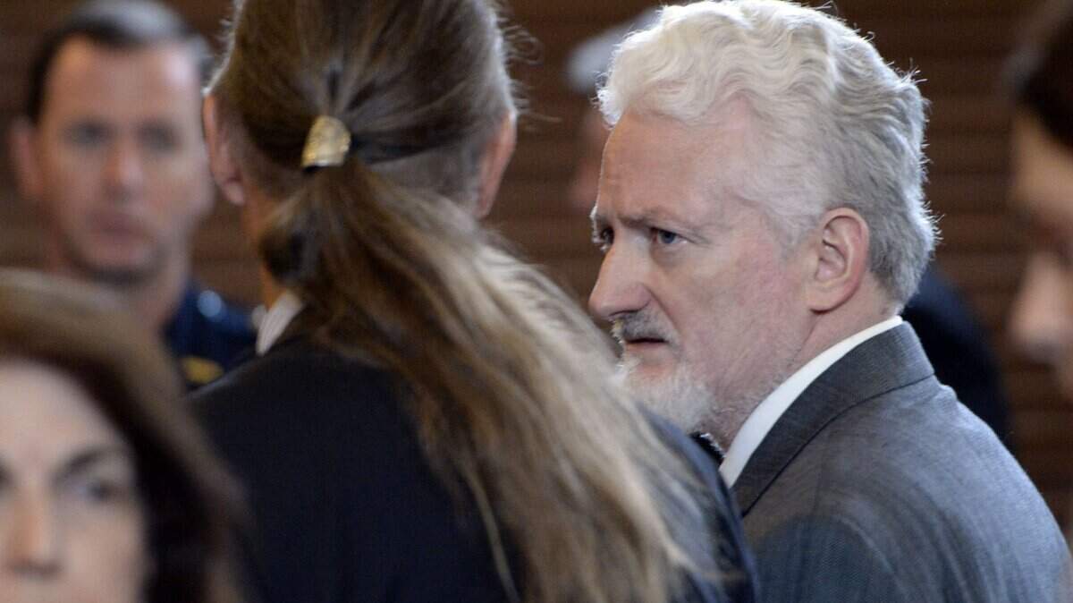 Ralph Stanley Elrod Jr., right, talks with attorney Frank Hogue, after a Peach County Superior Court recessed to consider his agreement to plead guilty in the shooting deaths of deputies Daryl Smallwood and Patrick Sondron on Nov. 6, 2016.