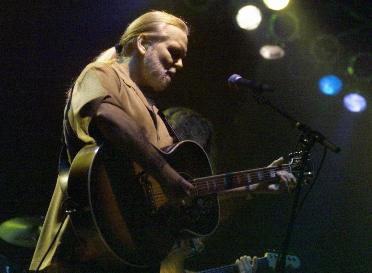 Gregg Allman sings Midnight Rider at the Macon City Auditorium in 2002.
