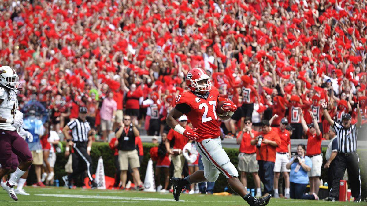 Georgia running back Nick Chubb scores the first touchdown of the Bulldogs season against ULM.
