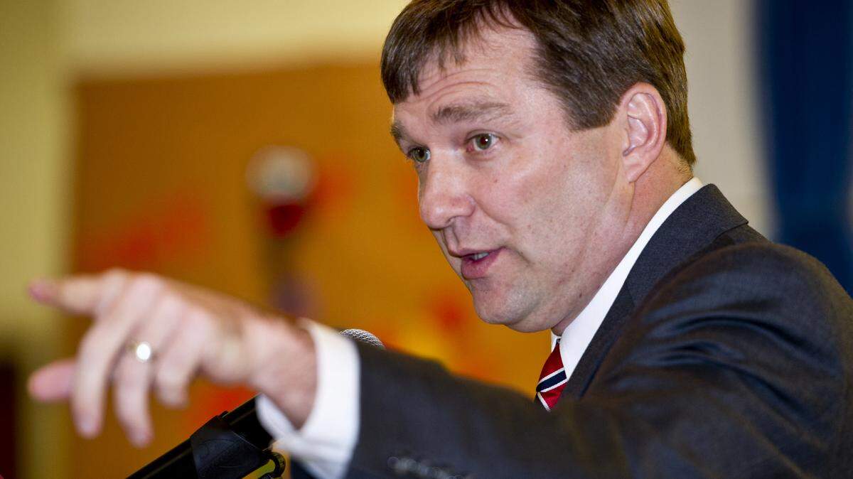 Georgia football head coach Kirby Smart addresses the large crowd at the Macon Towndown Club jamboree Monday.