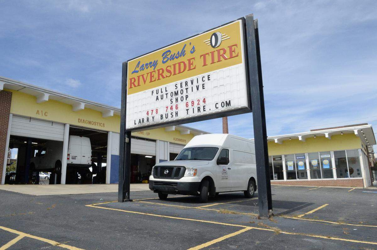 Larry Bush’s Riverside Tire closes for good Friday.