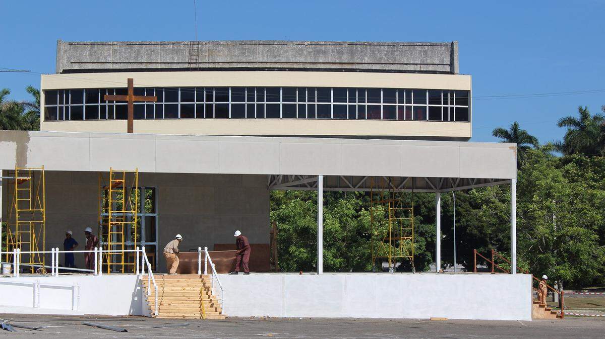 The front view of the structure being readied for a papal mass during Pope Francis' Sept. 19-22 visit to Cuba. (Mimi Whitefield/Miami Herald/TNS)