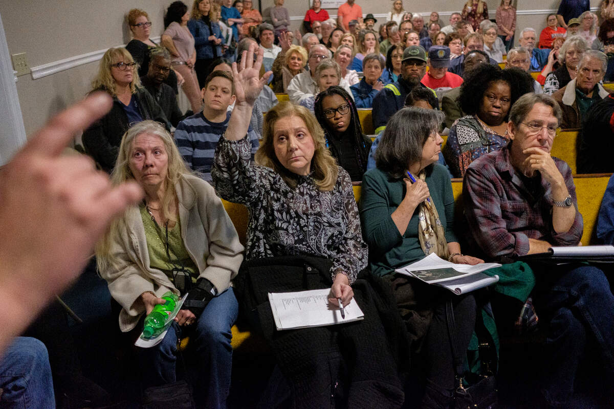 About 200 people turned out for a forum on coal ash exposure in Juliette Tuesday.