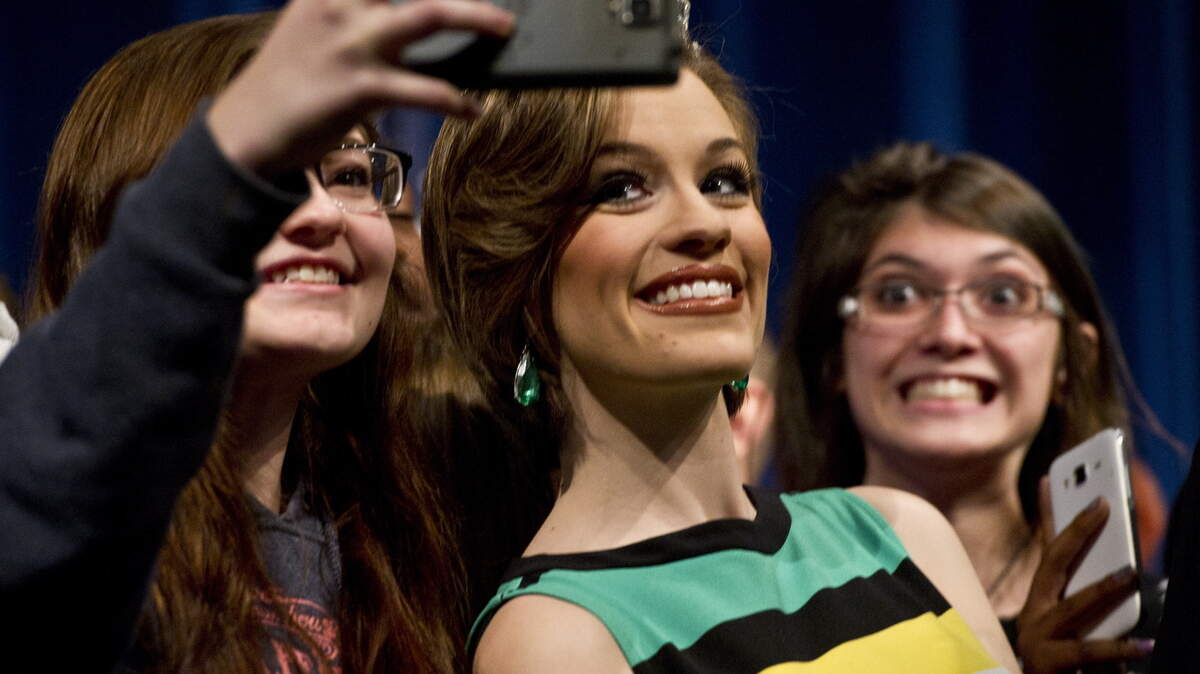Miss America Betty Cantrell poses for photos with Northside High School fine art students in the auditorium Friday.