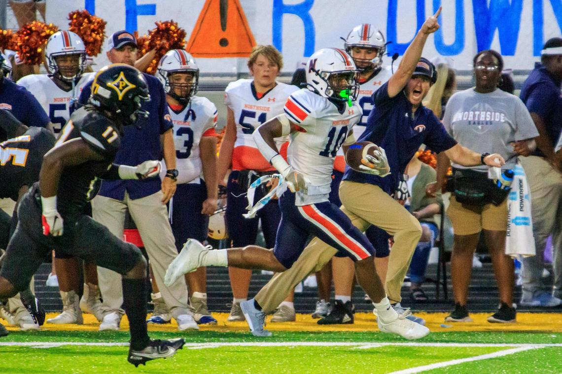CLAY TEAGUE/FOR THE TELEGRAPH Fort Valley, GA, 8/26/22 Northside’s Ethan Riley steaks down the sideline against Peach County.