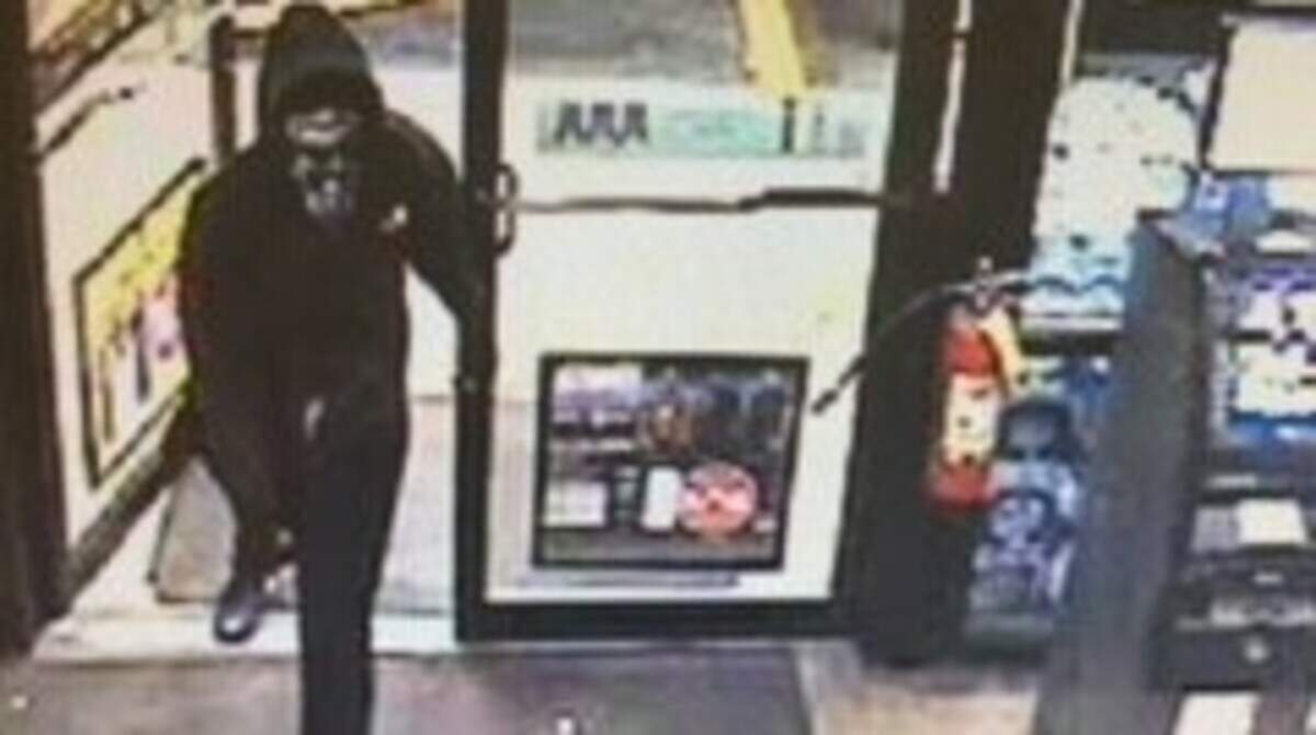 Bibb County sheriff’s deputies are looking for the gunman who robbed the Flash Foods at 4314 Pio Nono Ave. just after 2 a.m. Friday. About 45 minutes earlier, a robber held up the Flash Foods on Hawkinsville Road in Warner Robins.