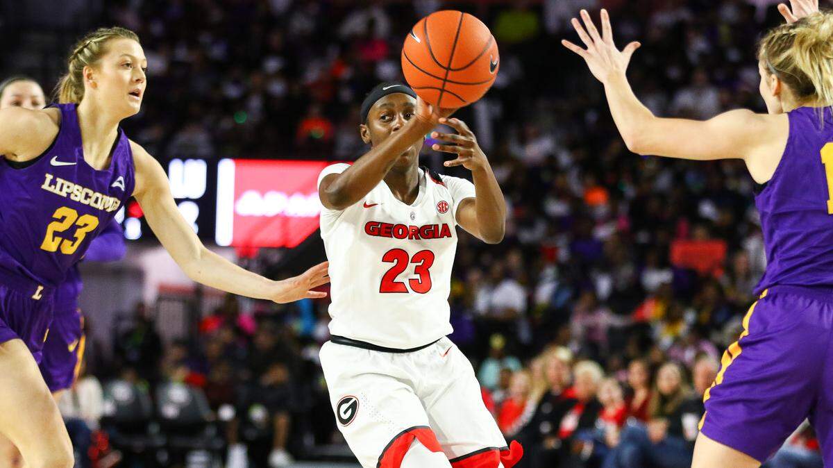 Georgia guard Que Morrison (23) pases the ball during a women’s basketball game between the University of Georgia and Lipscomb University in Stegeman Coliseum in Athens, Ga., on Wednesday, Dec. 19, 2018. (Photo by Kristin M. Bradshaw)