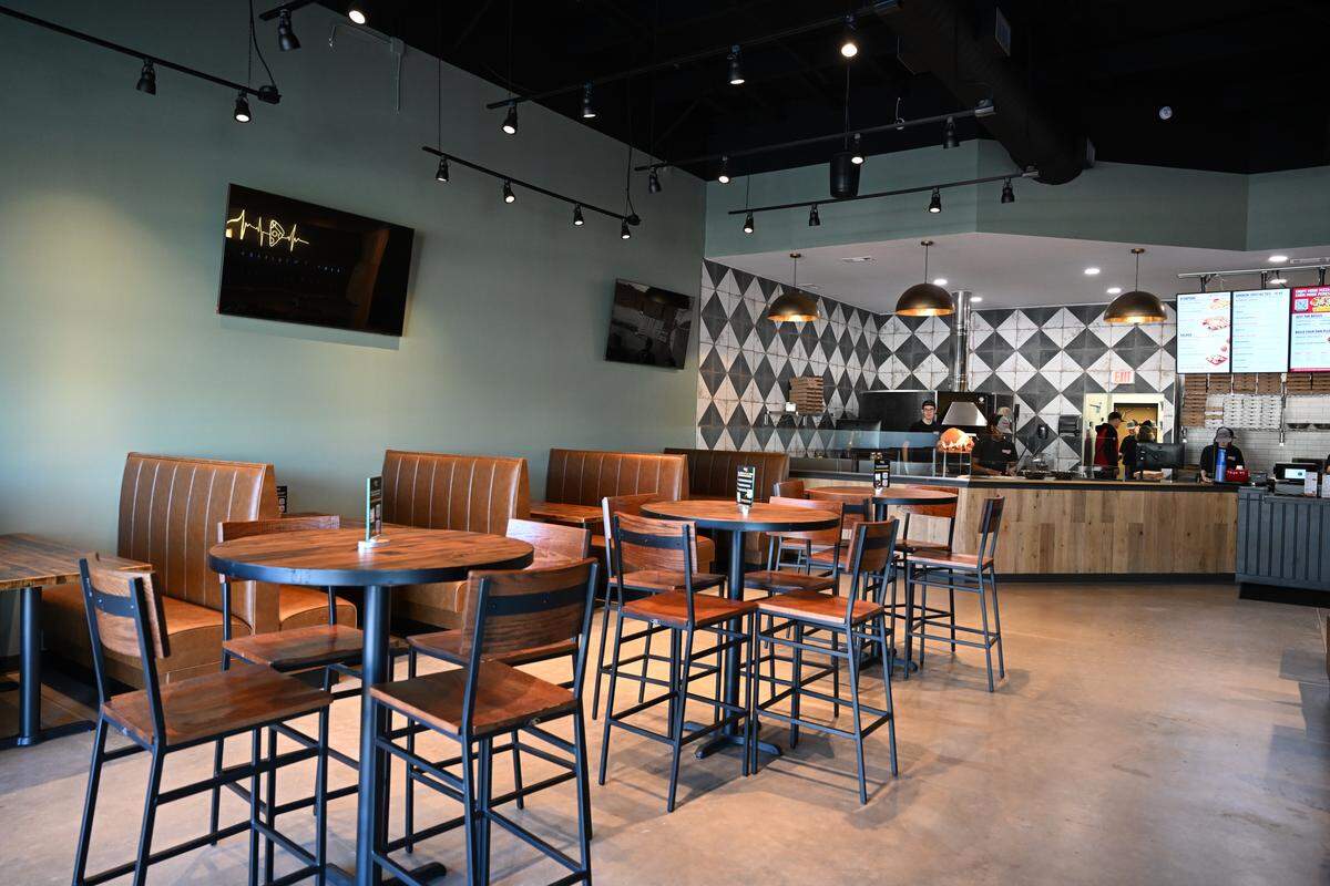 Smokin’ Oak Wood-Fired Pizza and Taproom opens its first Georgia location in Warner Robins.