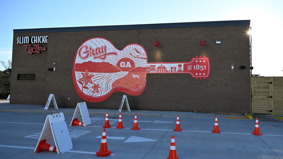 The new Slim Chickens “fly-thru” location features a mural honoring Gray, Georgia, where the franchise is located. This is the second drive-thru-only Slim Chickens to open in the nation.