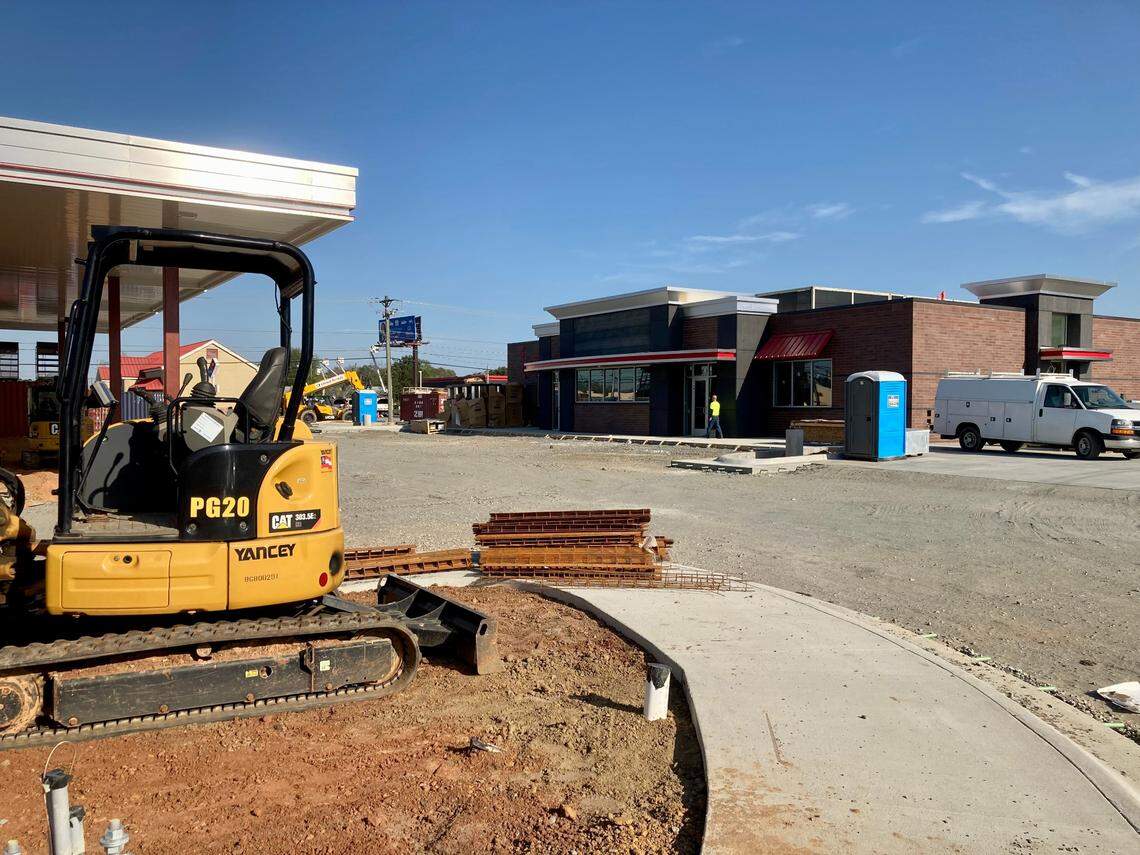A targeted opening date has been set for the second Warner Robins location of this popular Oklahoma based chain of convenience stores and gas stations at 2701 Watson Blvd. is located where the former Logan Roadhouse once stood.