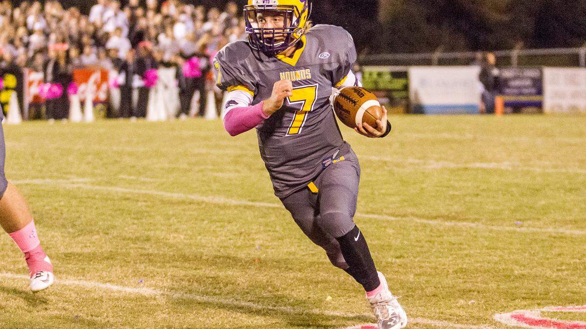 CLAY TEAGUE/FOR THE TELEGRAPH 
 Gray, GA, 10/16/15 
 Jones County's Chandler Ramage runs around end in the second half of their 2-AAAAA showdown against Houston County.