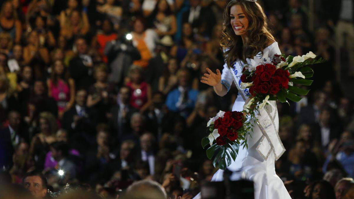 Miss Georgia Betty Cantrell waves after being crowned Miss America 2016, Sunday, Sept. 13, 2015, in Atlantic City, N.J.