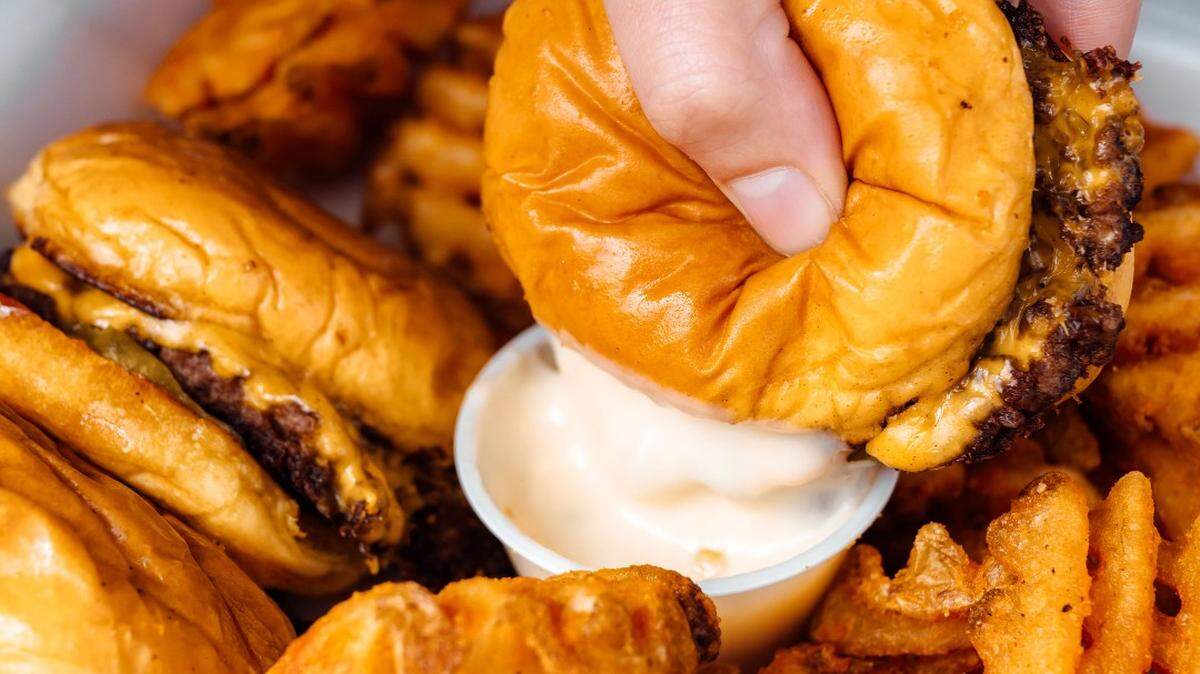 A Smalls Sliders, known for its cheeseburger sliders and signature “smauce,” is coming to 2691 Watson Blvd. in Warner Robins.