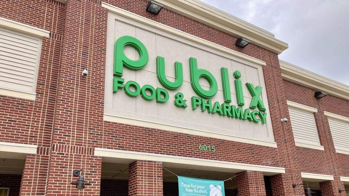 A Publix-anchored shopping center in Warner Robins that’s attracting new businesses has sold for $12 million.